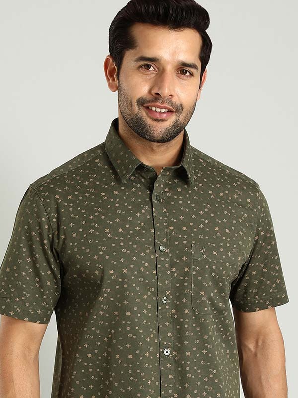 Indian Terrain Men's Regular Fit Half Sleeve All Over Print Green Shirt